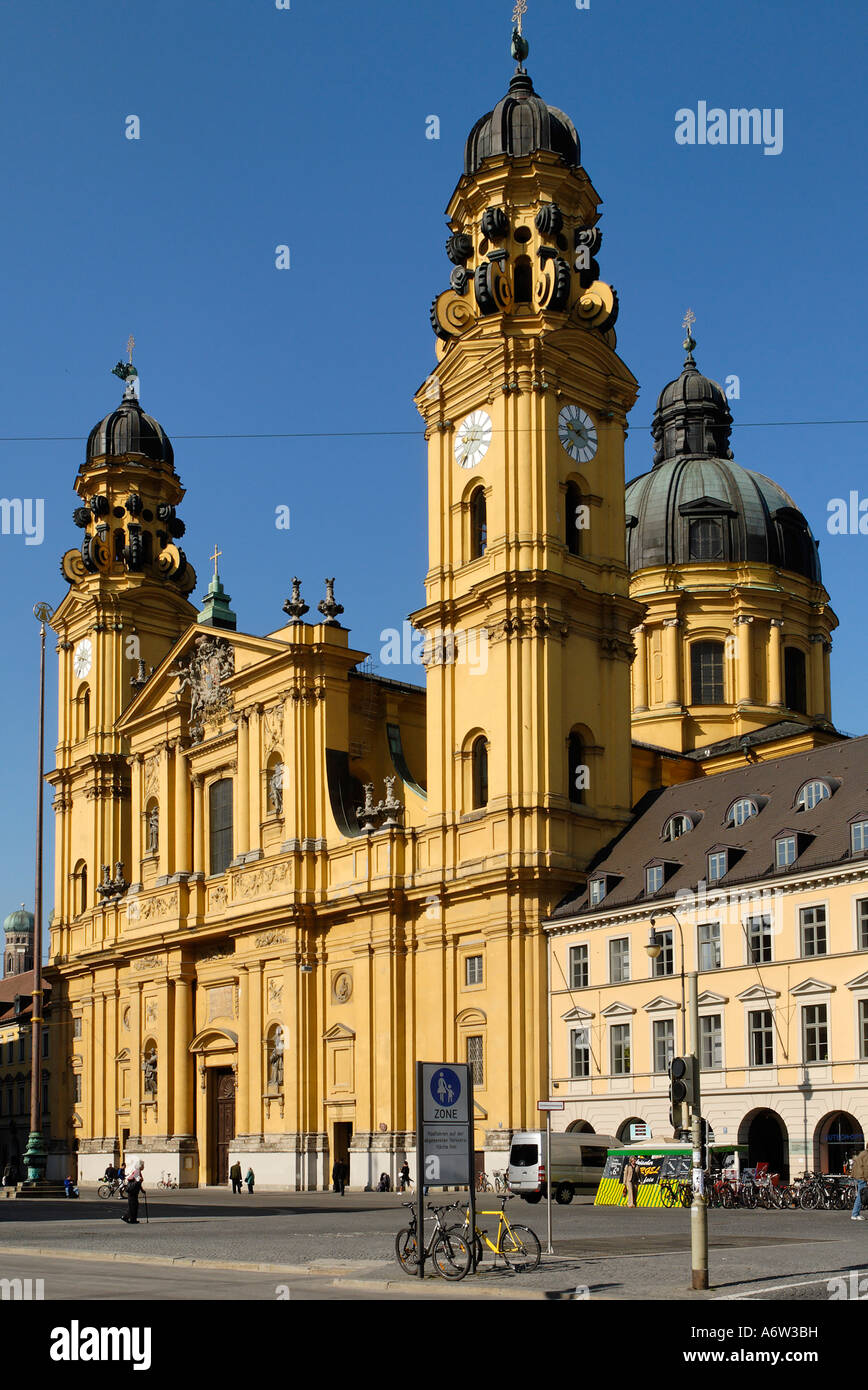 La Theatinerkirche Kajetan et Ludwigsstrasse, Munich, Bavière, Allemagne Banque D'Images