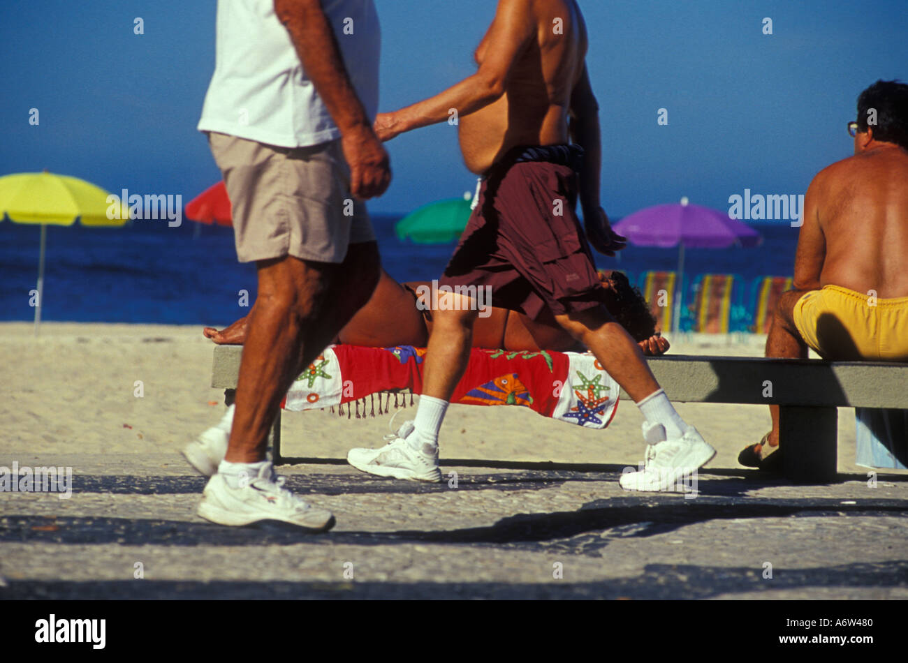50 ans hommes sédentaires à pied à la plage de Copacabana Rio de Janeiro Brésil Action et l'exercice pour obtenir la santé et la forme physique Banque D'Images