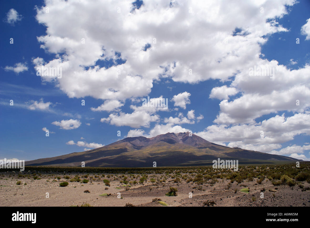 Paysage avec Vulcano dans l'Uyuni, Bolivie Highlands Banque D'Images