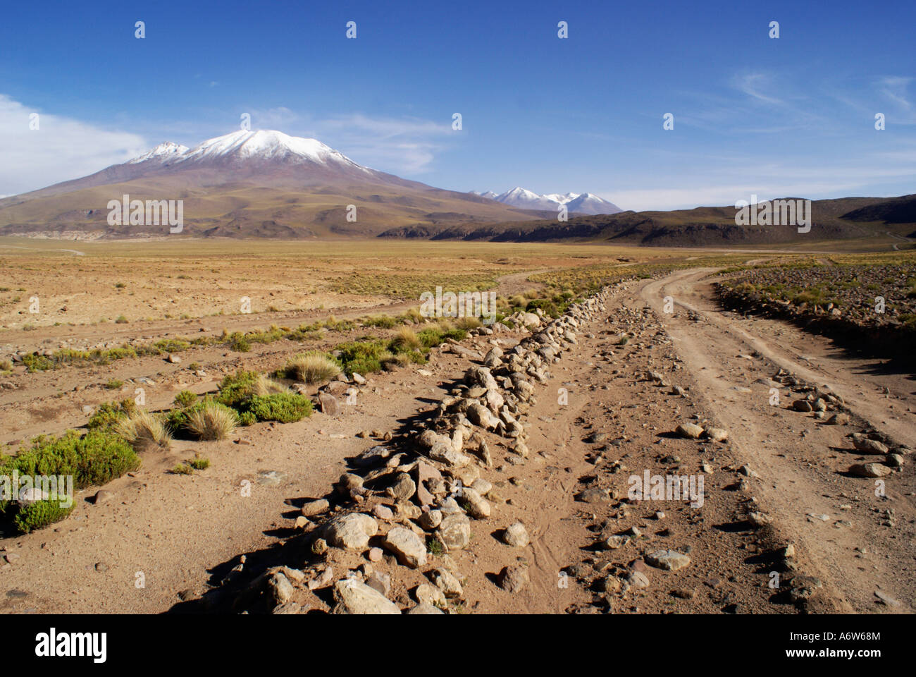Paysage avec Vulcane dans l'Uyuni, Bolivie Highlands Banque D'Images