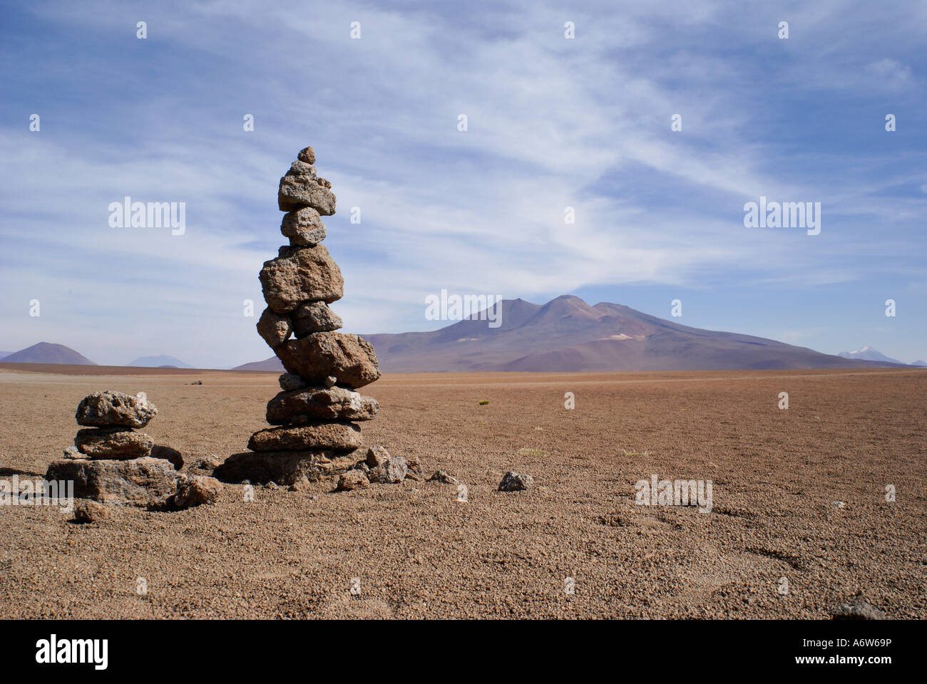 Paysage avec Vulcano et cairn, Uyuni, Bolivie Highlands Banque D'Images