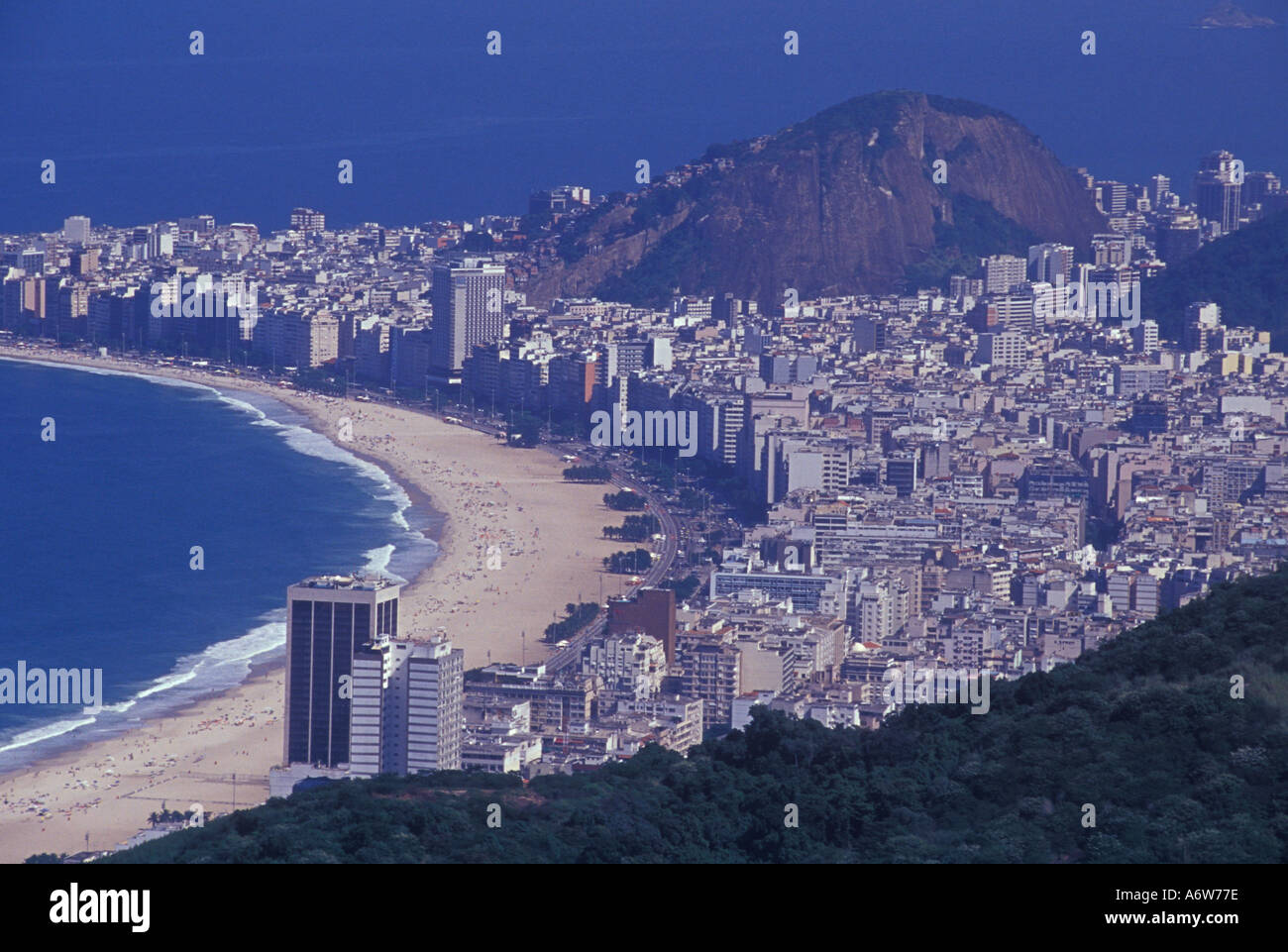 La plage de Copacabana bâtiments entre la mer et les montagnes Banque D'Images