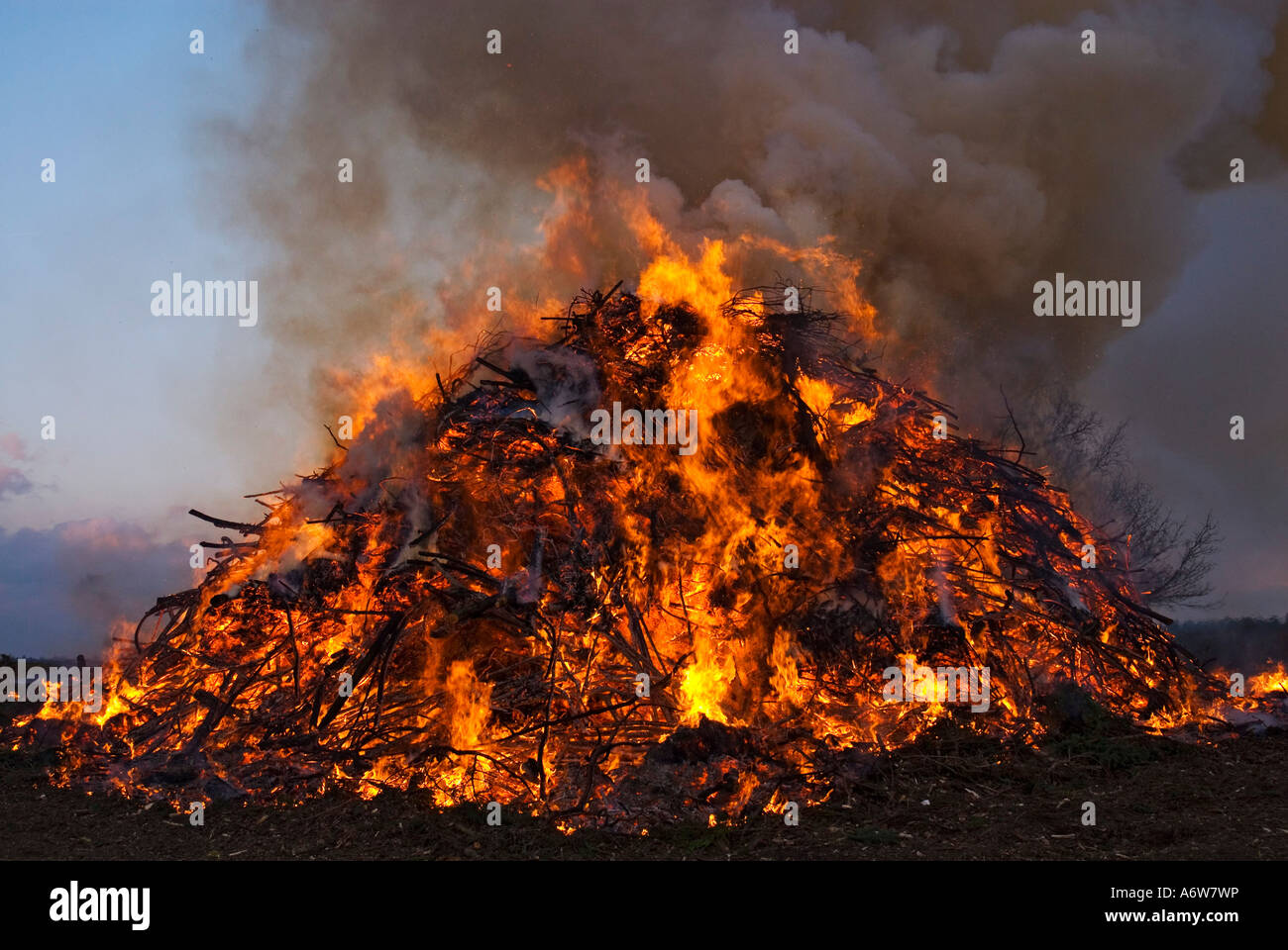 La veille de Pâques à la tombée de la combustion d'un feu, Allemagne Banque D'Images