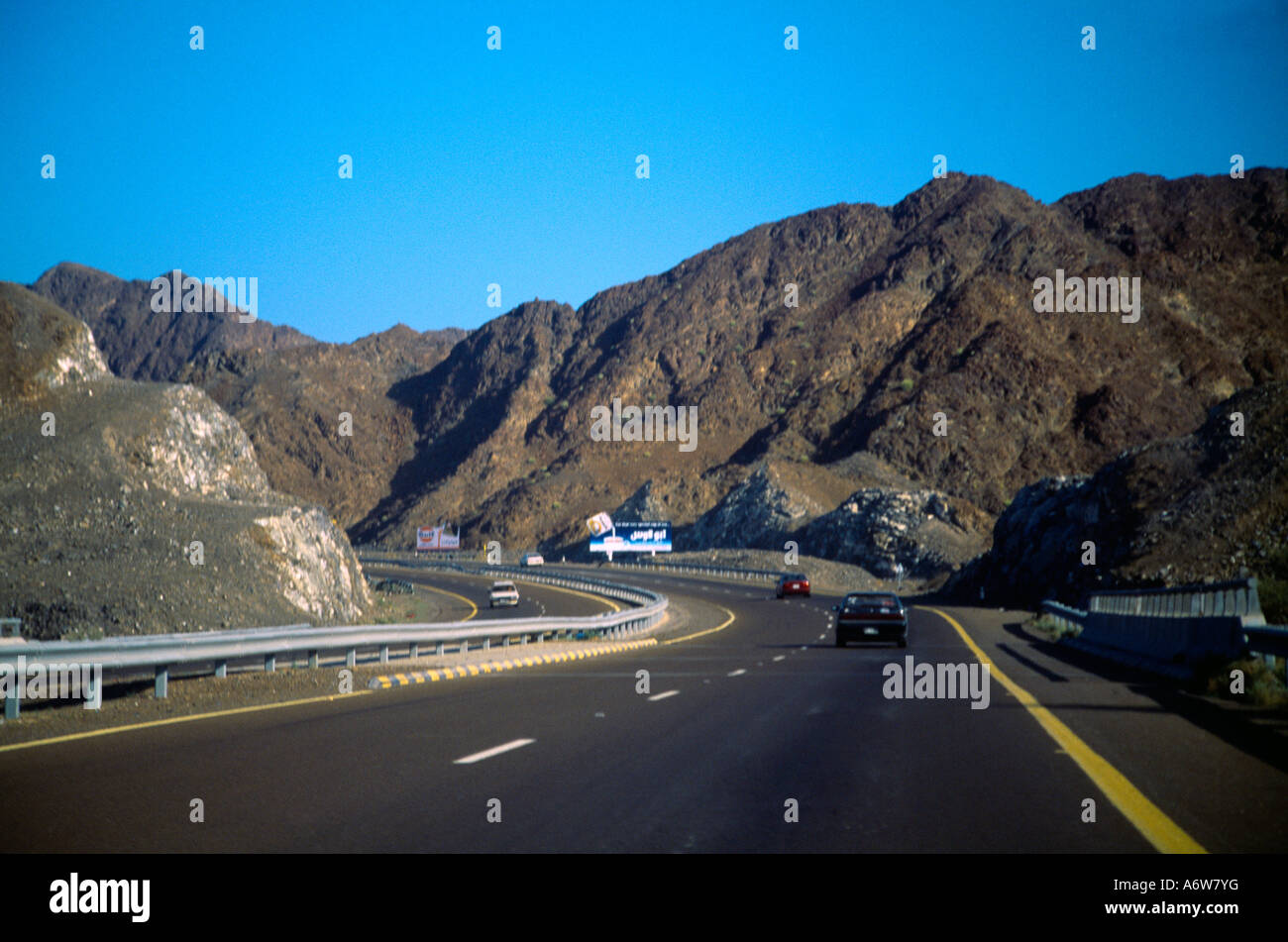 Sharjah UAE Road à travers les montagnes près de Al Dhaid Banque D'Images