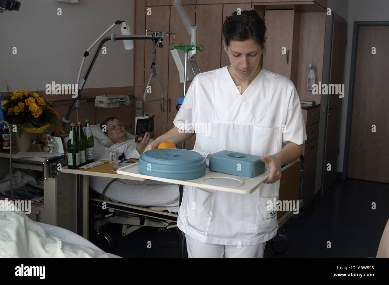 DEU Deutschland Westdeutsches Herzzentrum Essen Klinik fuer thorax und Kardiovaskulare chirurgie Klinik fuer Kardiologie Krankenschwestern BEI der Arbeit auf der Station DEU Allemagne Essen West German Heart Center Clinic for Cardiology infirmiers at Work WICHTIG Fotos duerfen nicht fuer Werbung PR anderer Kliniken Krankenhaeuser eingesetzt werden Banque D'Images