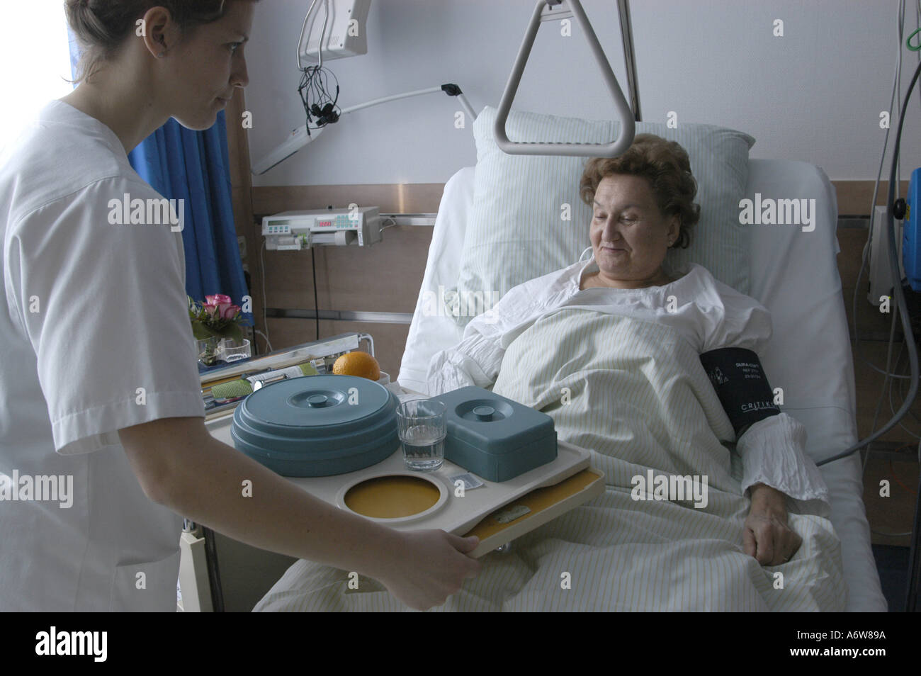 DEU Deutschland Westdeutsches Herzzentrum Essen Klinik fuer thorax und Kardiovaskulare chirurgie Klinik fuer Kardiologie Krankenschwestern BEI der Arbeit auf der Station DEU Allemagne Essen West German Heart Center Clinic for Cardiology infirmiers at Work WICHTIG Fotos duerfen nicht fuer Werbung PR anderer Kliniken Krankenhaeuser eingesetzt werden Banque D'Images