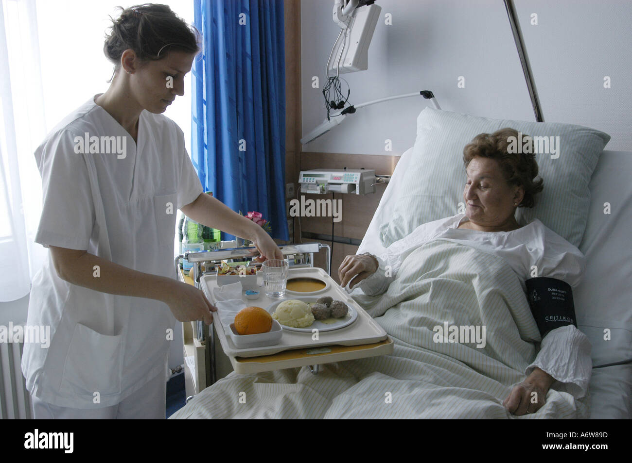 DEU Deutschland Westdeutsches Herzzentrum Essen Klinik fuer thorax und Kardiovaskulare chirurgie Klinik fuer Kardiologie Krankenschwestern BEI der Arbeit auf der Station DEU Allemagne Essen West German Heart Center Clinic for Cardiology infirmiers at Work WICHTIG Fotos duerfen nicht fuer Werbung PR anderer Kliniken Krankenhaeuser eingesetzt werden Banque D'Images