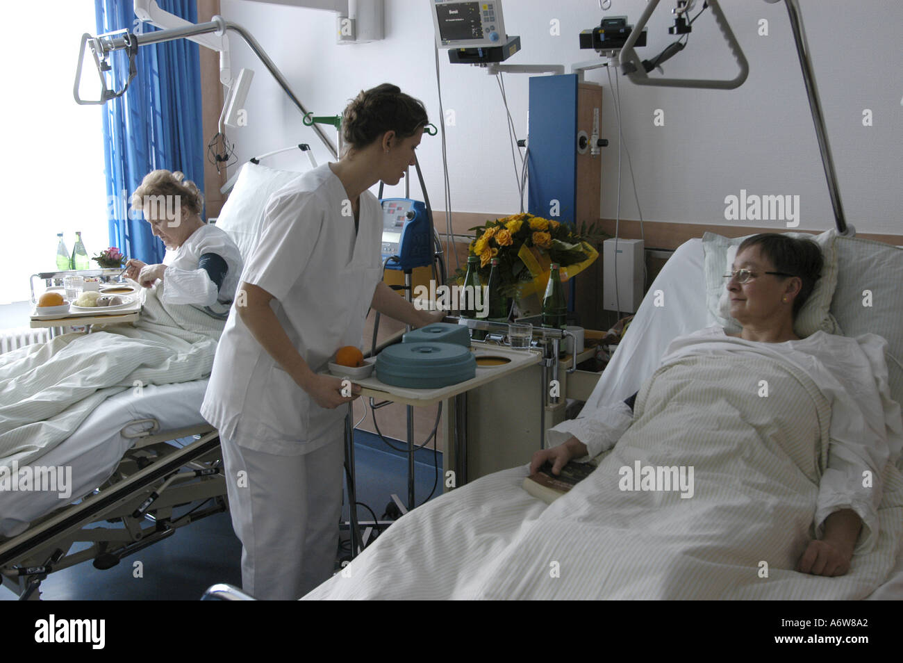 DEU Deutschland Westdeutsches Herzzentrum Essen Klinik fuer thorax und Kardiovaskulare chirurgie Klinik fuer Kardiologie Krankenschwestern BEI der Arbeit auf der Station DEU Allemagne Essen West German Heart Center Clinic for Cardiology infirmiers at Work WICHTIG Fotos duerfen nicht fuer Werbung PR anderer Kliniken Krankenhaeuser eingesetzt werden Banque D'Images