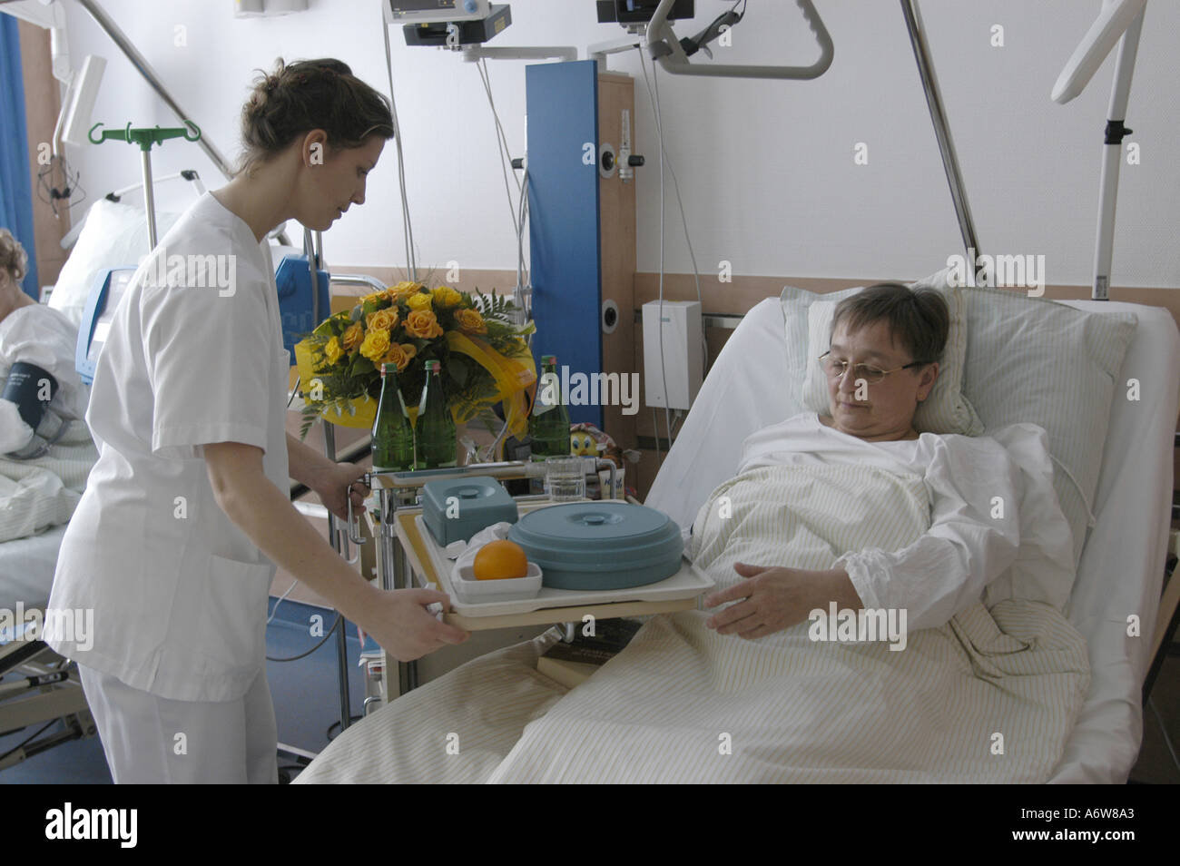 DEU Deutschland Westdeutsches Herzzentrum Essen Klinik fuer thorax und Kardiovaskulare chirurgie Klinik fuer Kardiologie Krankenschwestern BEI der Arbeit auf der Station DEU Allemagne Essen West German Heart Center Clinic for Cardiology infirmiers at Work WICHTIG Fotos duerfen nicht fuer Werbung PR anderer Kliniken Krankenhaeuser eingesetzt werden Banque D'Images