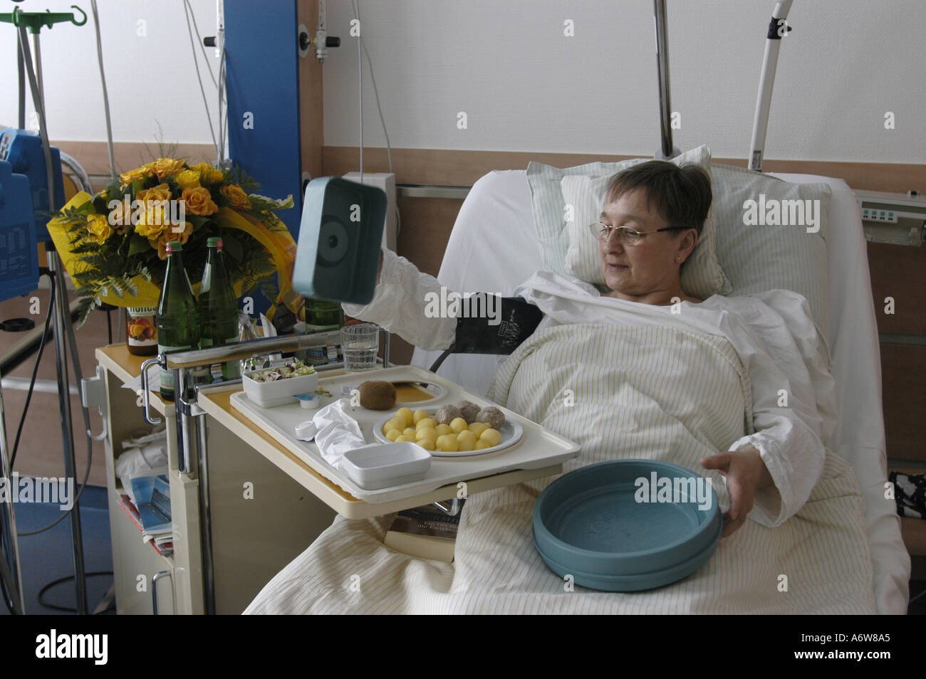 DEU Deutschland Westdeutsches Herzzentrum Essen Klinik fuer thorax und Kardiovaskulare chirurgie Klinik fuer Kardiologie Krankenschwestern BEI der Arbeit auf der Station DEU Allemagne Essen West German Heart Center Clinic for Cardiology infirmiers at Work WICHTIG Fotos duerfen nicht fuer Werbung PR anderer Kliniken Krankenhaeuser eingesetzt werden Banque D'Images