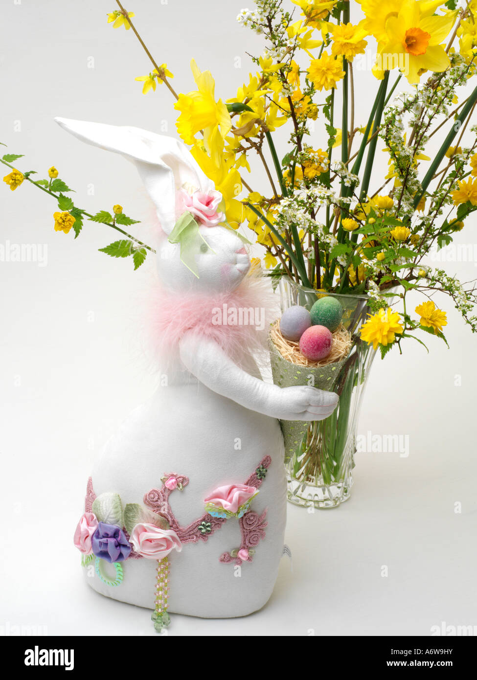 Lapin de Pâques avec des fleurs Banque D'Images