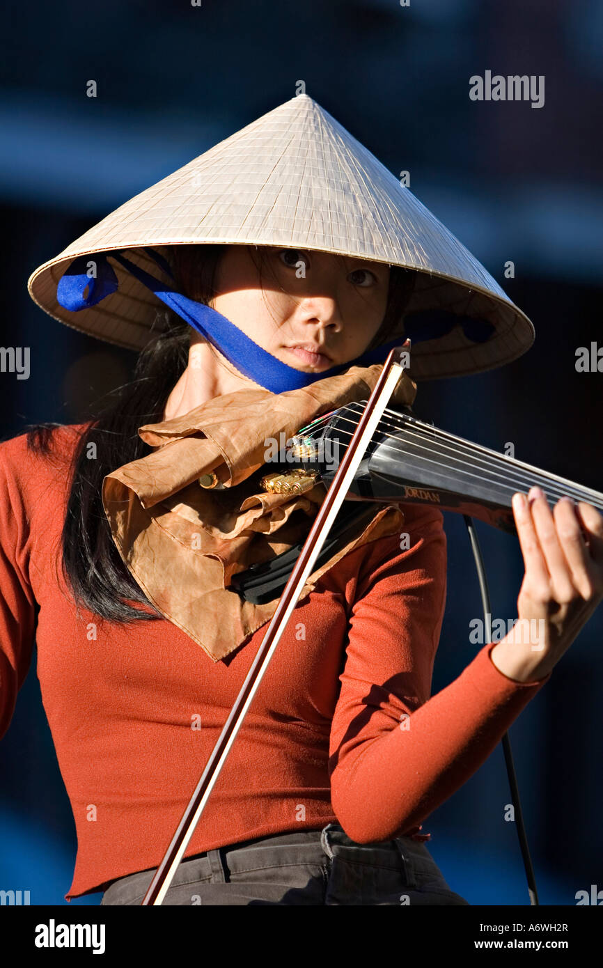 Une jeune fille portant un chapeau conique joue du violon électrique dans  la région de Jackson Square du quartier français, la Nouvelle Orléans Photo  Stock - Alamy