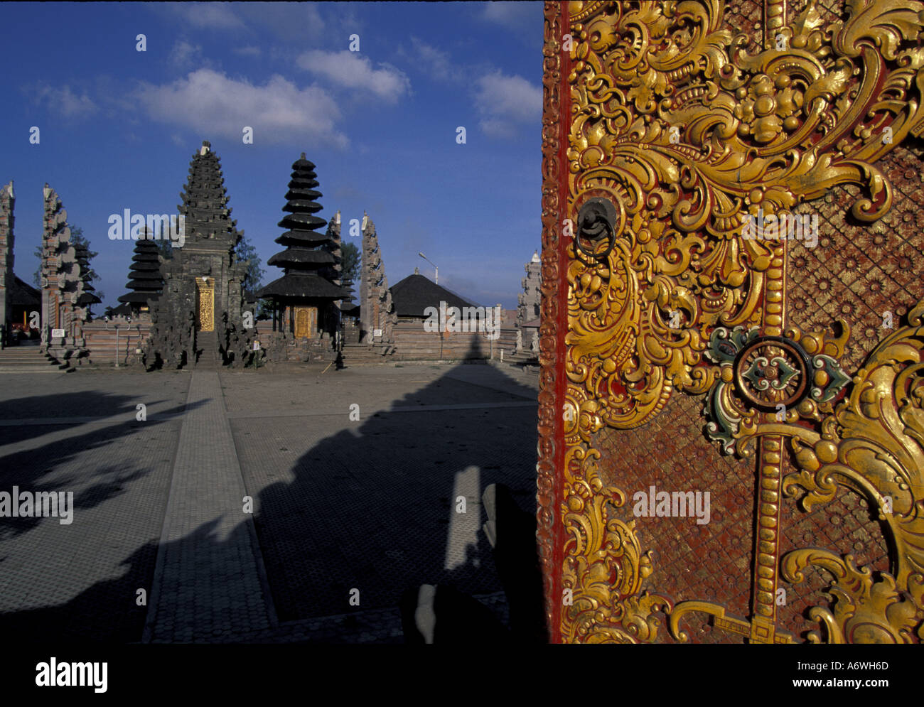 L'Asie, l'INDONÉSIE, Bali. Les portes du temple hindou près de Gunung Batar dans le nord de Bali Banque D'Images