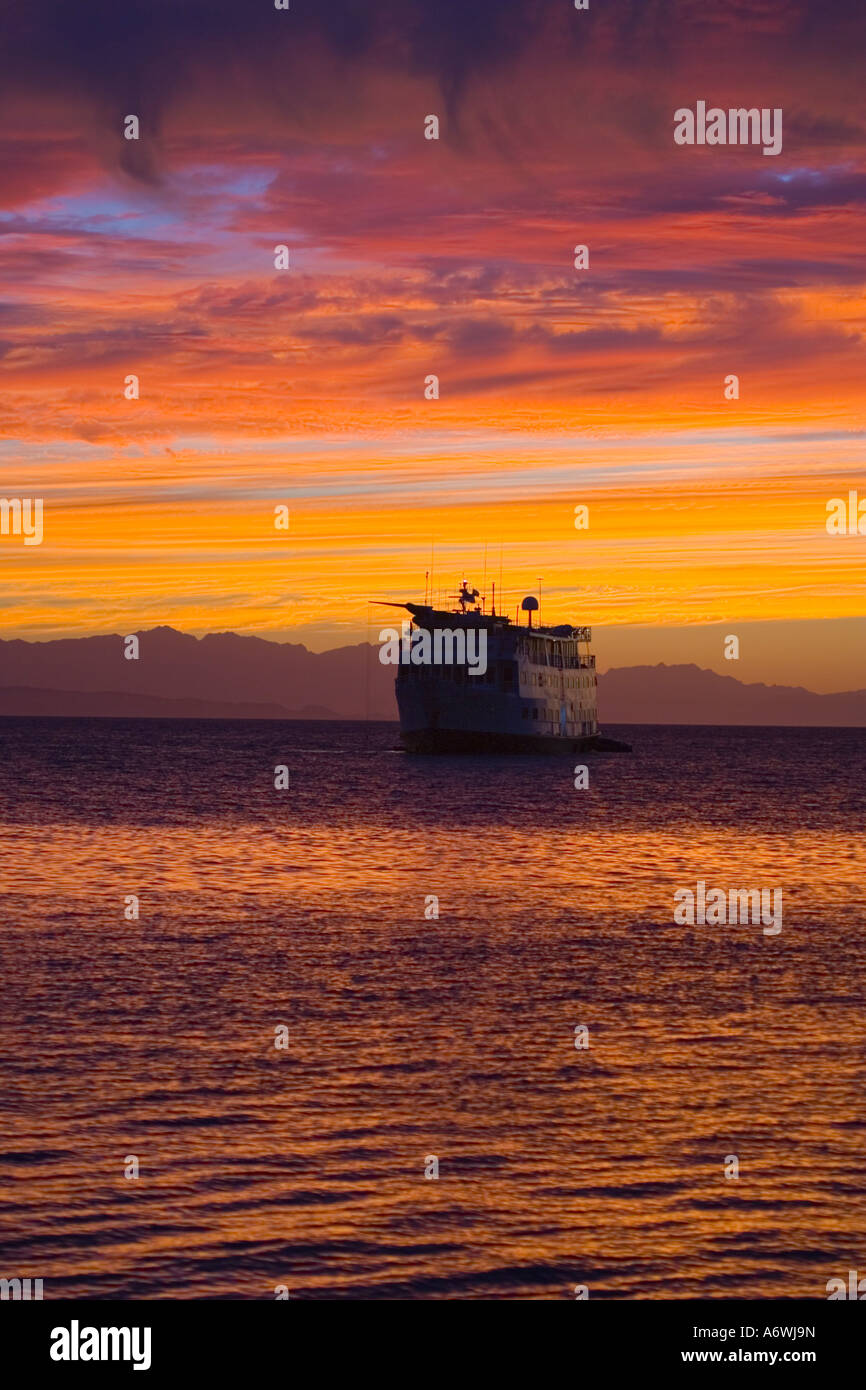 Coucher du soleil dans le golfe de Californie dans une baie de la côte de l'île Santa Catalina, Baja, au Mexique Banque D'Images