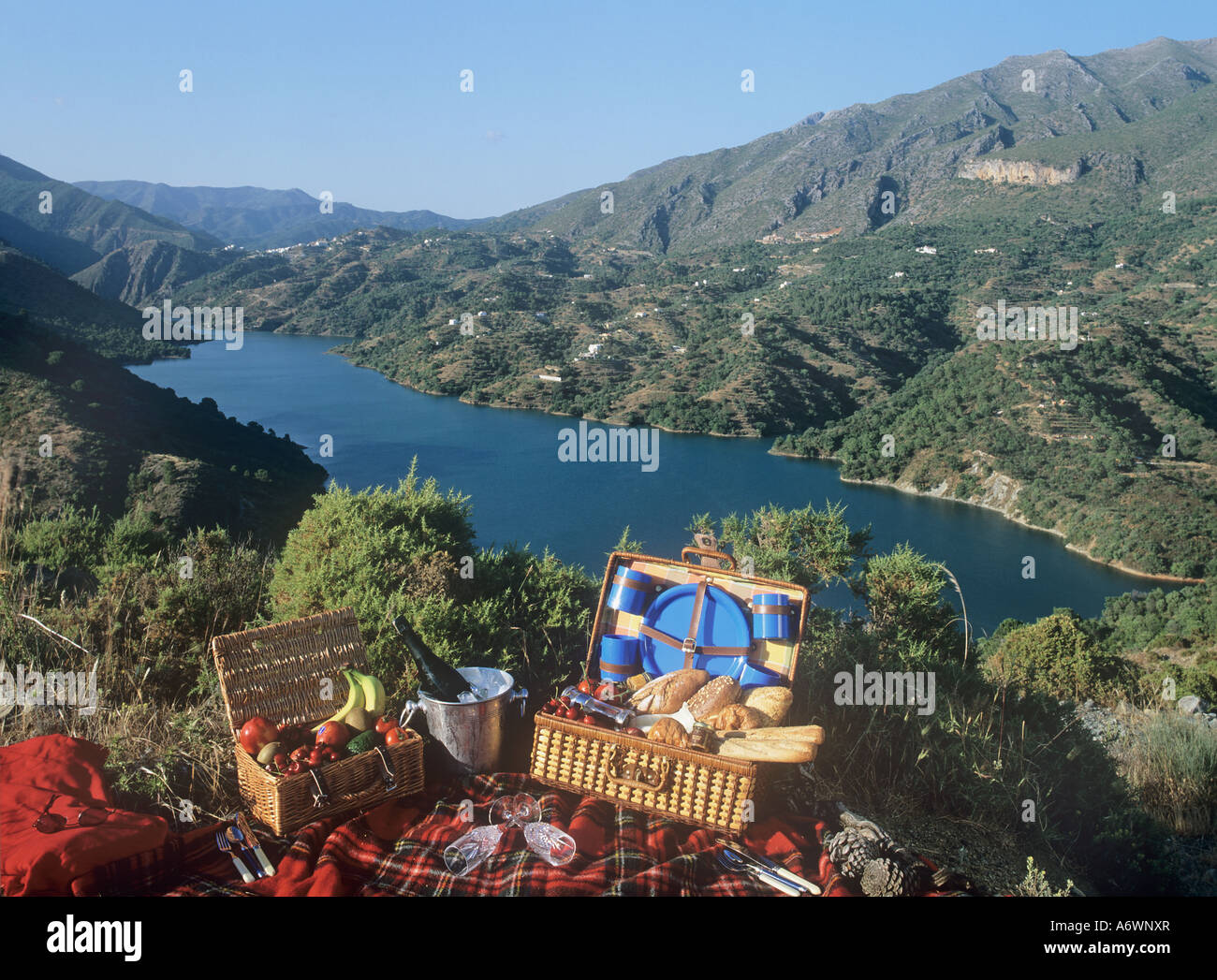 Pique-nique au bord de l'andalousie lake Istán, Istan, la province de Malaga, Andalousie, espagne. Banque D'Images