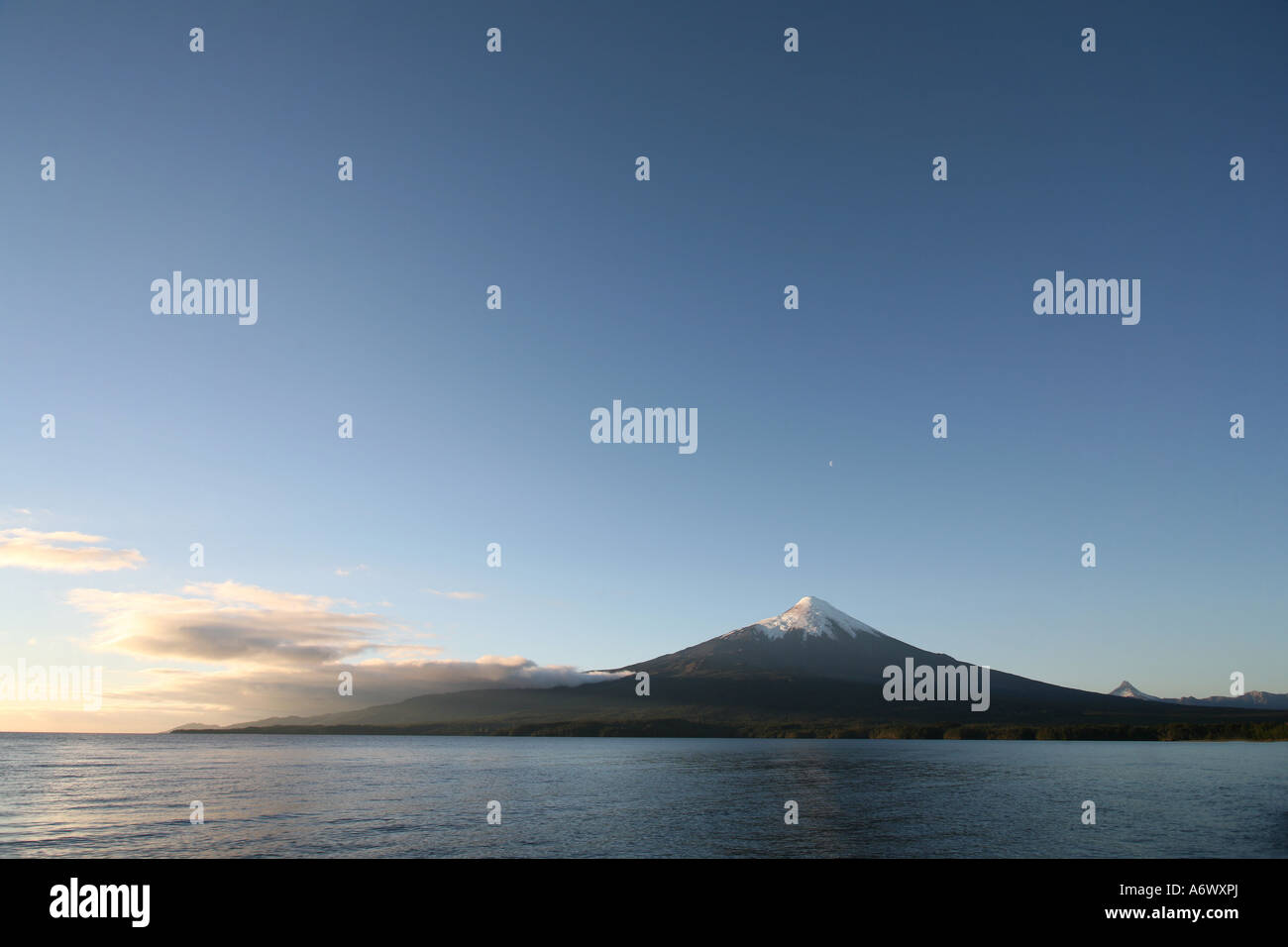 Volcan volcan Osorno et le Lac Llanquihue Lake district chilien Chili Amérique du Sud Banque D'Images