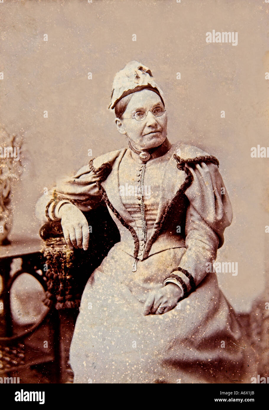 Victorian Edwardian Lady portant des lunettes prises dans le Studio D'UN G Taylor ou Cardiff Galles Pontypridd Banque D'Images