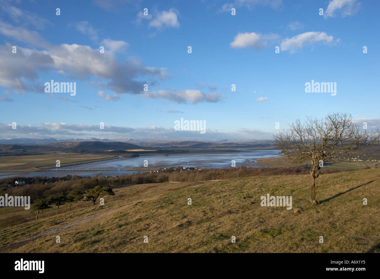 À la recherche d'Arnside Knott à Cumbria dans toute la baie de Morecambe et l'estuaire de Kent Banque D'Images