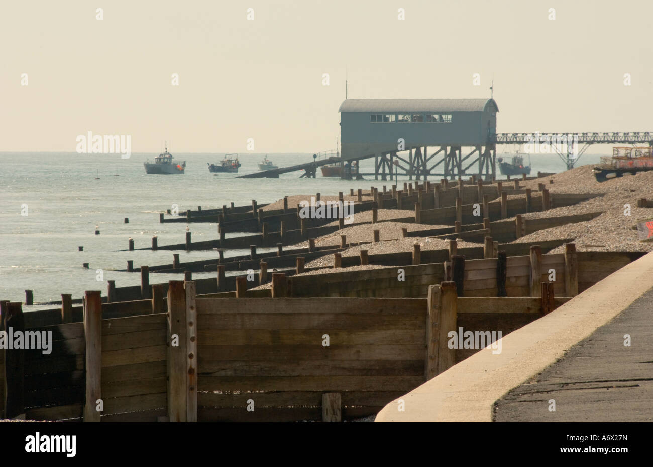 Station de sauvetage et le front de Selsey, épis dans le West Sussex, Angleterre Banque D'Images