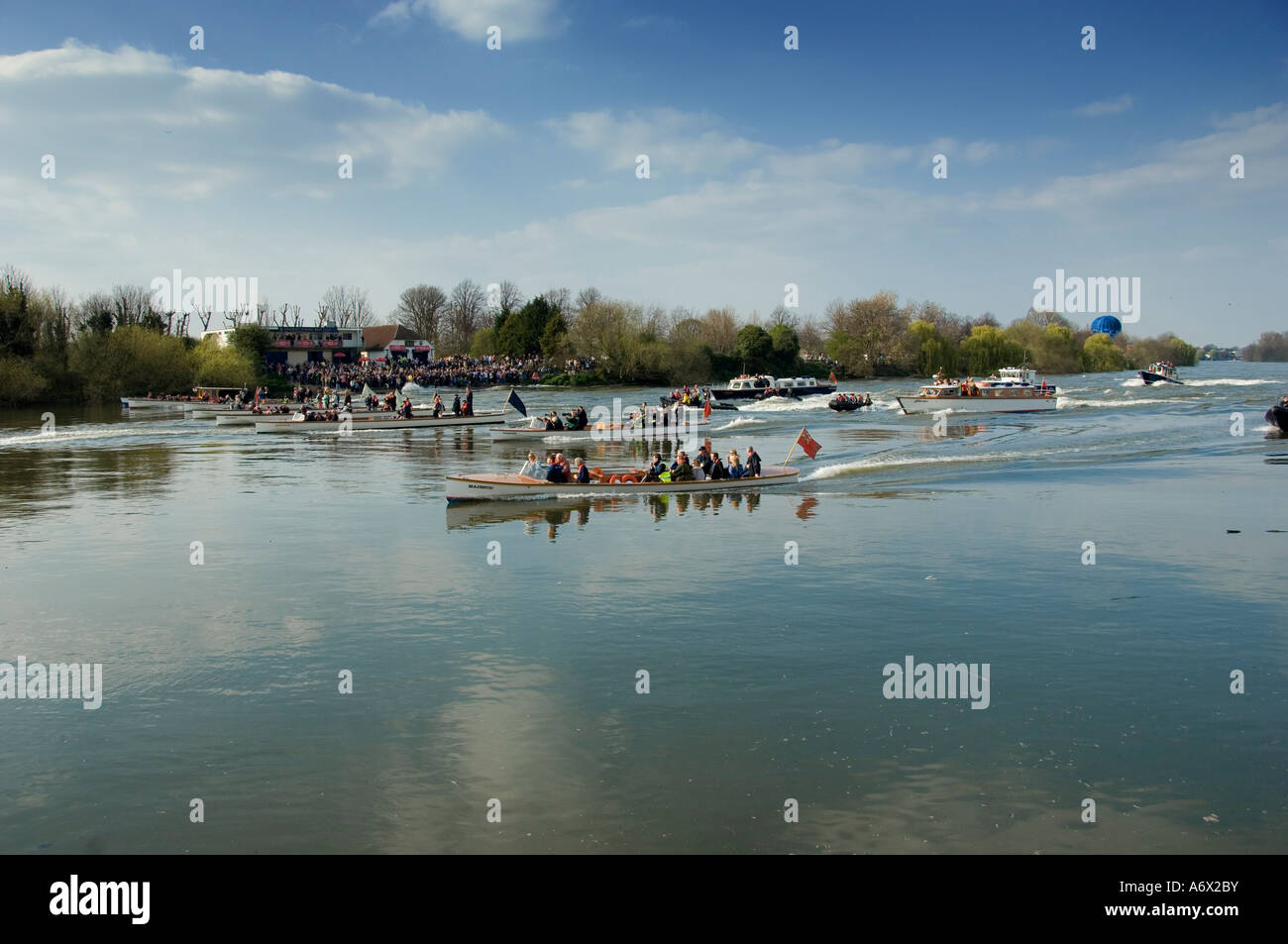 Chase boats à l'Oxford Cambridge Boat Race Banque D'Images