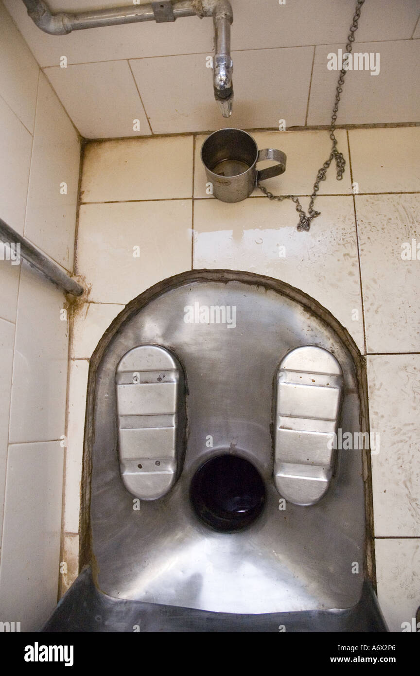 Des toilettes publiques dans un train en Inde Banque D'Images