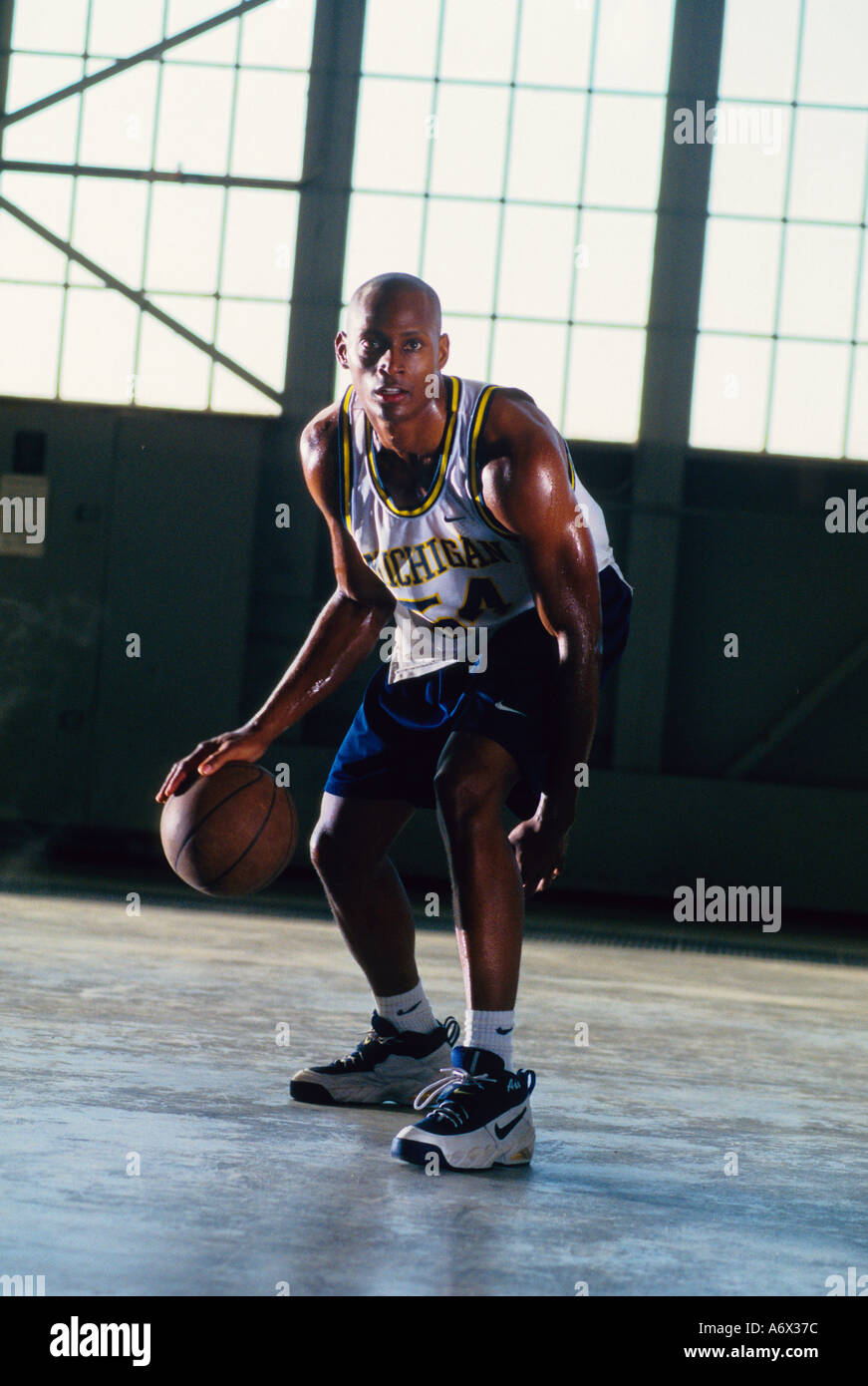 Un homme jouant au basket-ball Banque D'Images