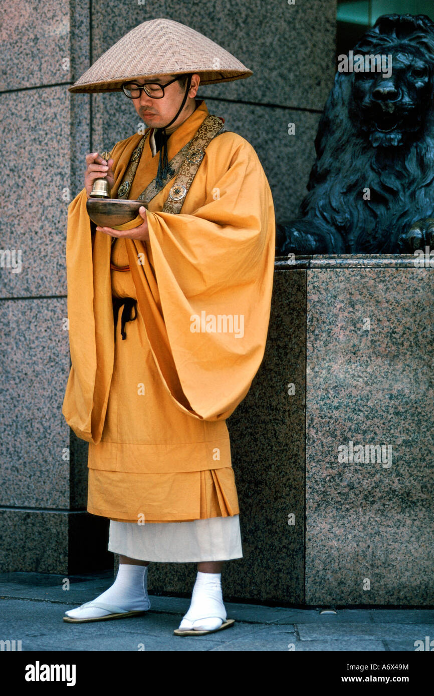 Un moine de recueillir des aumônes à Tokyo au Japon. Banque D'Images