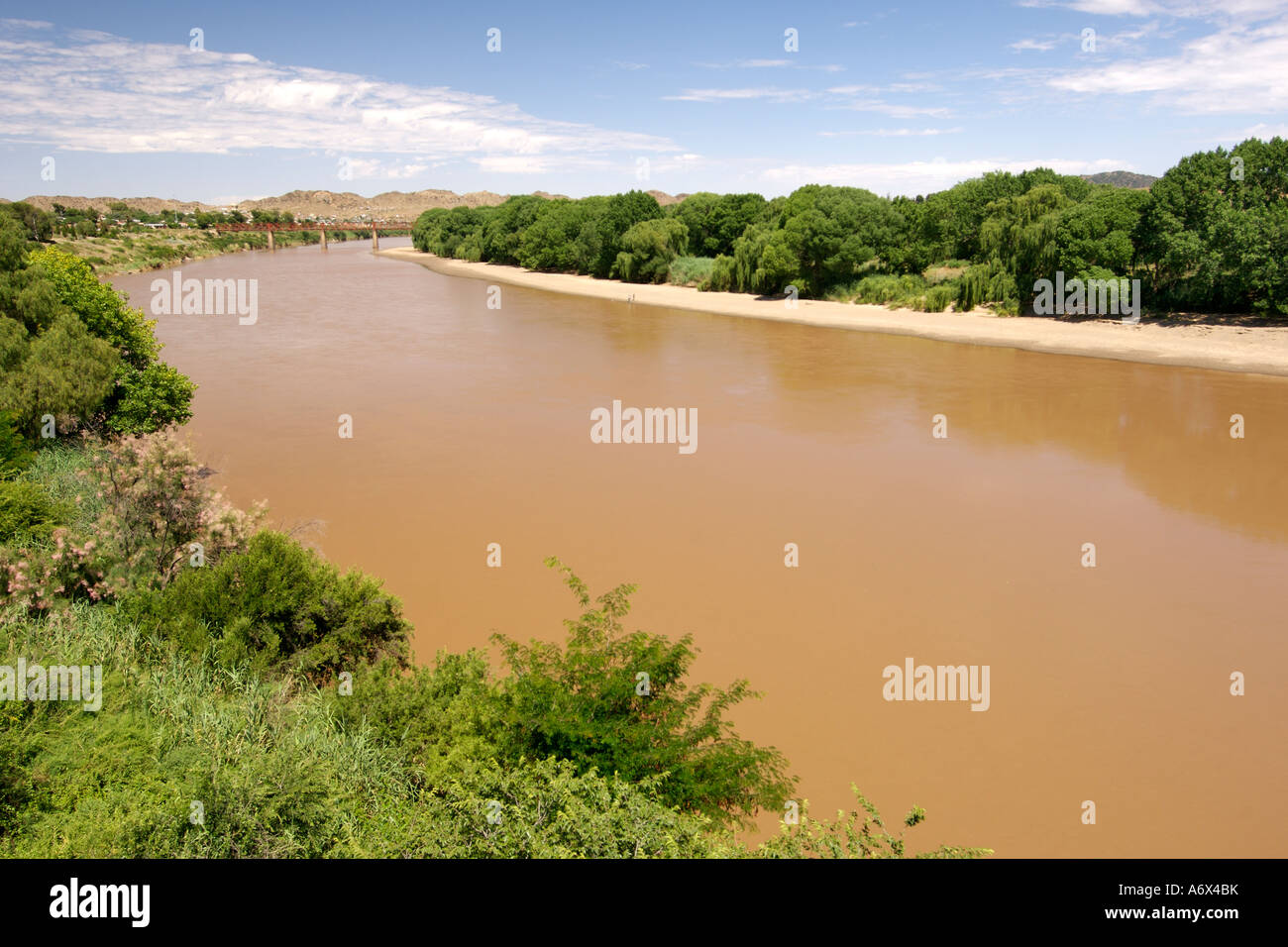 La rivière Orange où elle forme la frontière entre l'Etat libre d'Orange et de l'Est de provinces du Cap au Nord d'Aliwal (Afrique du Sud). Banque D'Images