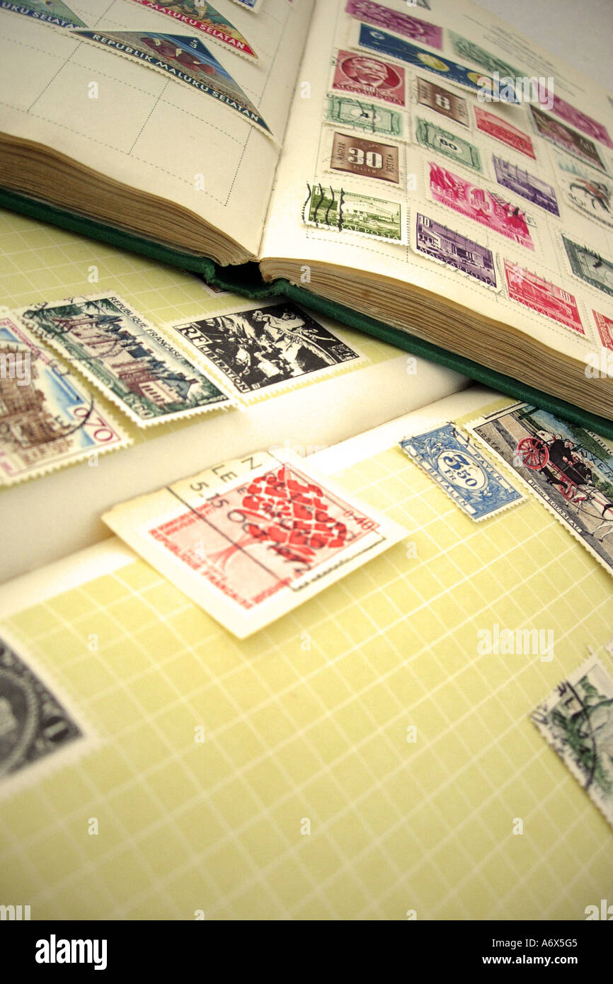 Ouvrir un album de timbres affichant une collection de timbres Banque D'Images