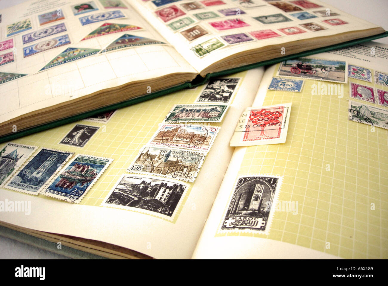 Ouvrir un album de timbres affichant une collection de timbres Banque D'Images