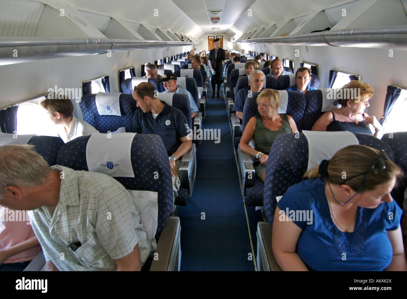 Les passagers à bord d'un vieux DC-4. Banque D'Images