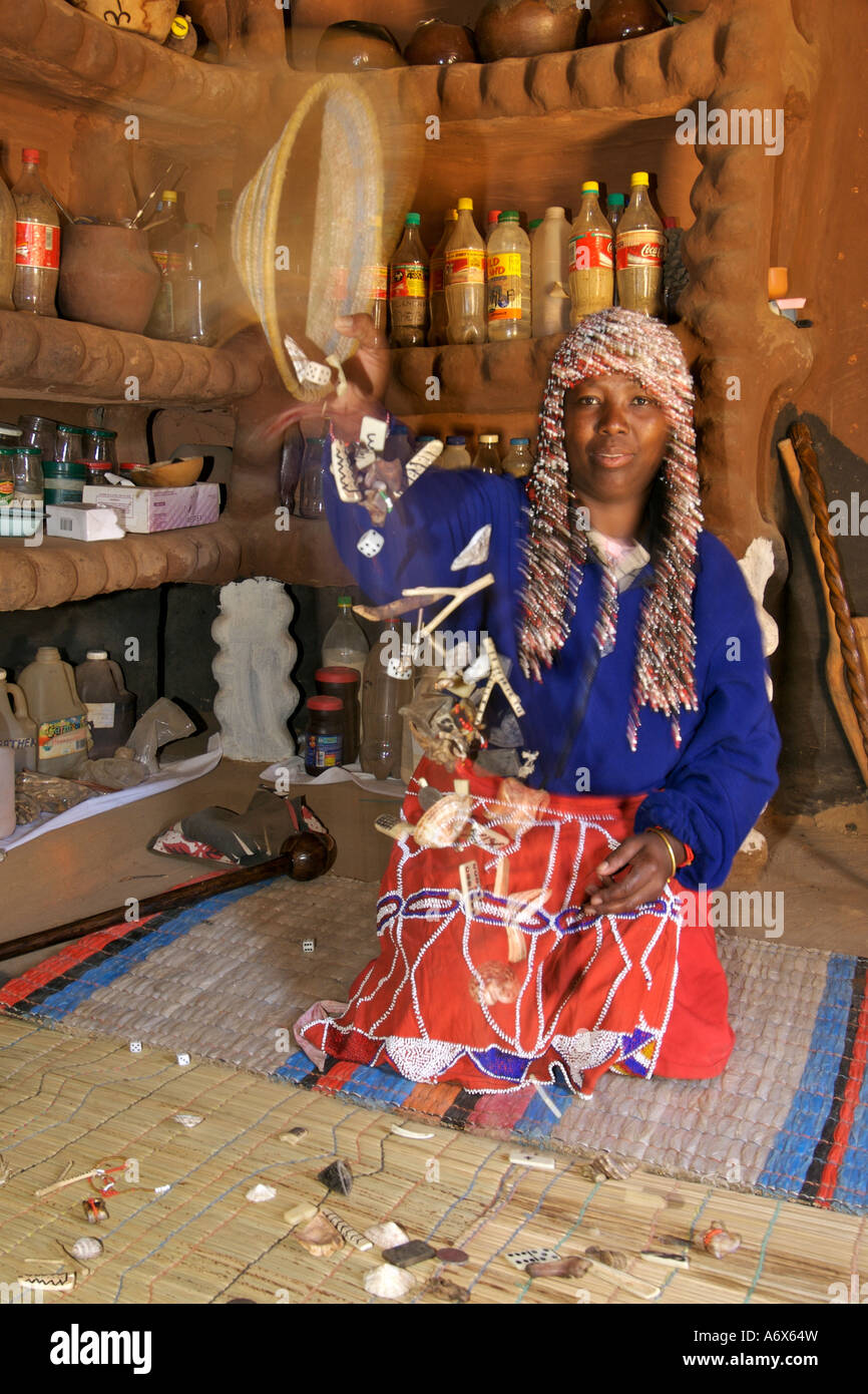 Un sangoma traditionnel lancer divers objets qu'elle utilise pour les consultations dans le canton de Refilwe en Afrique du Sud. Banque D'Images