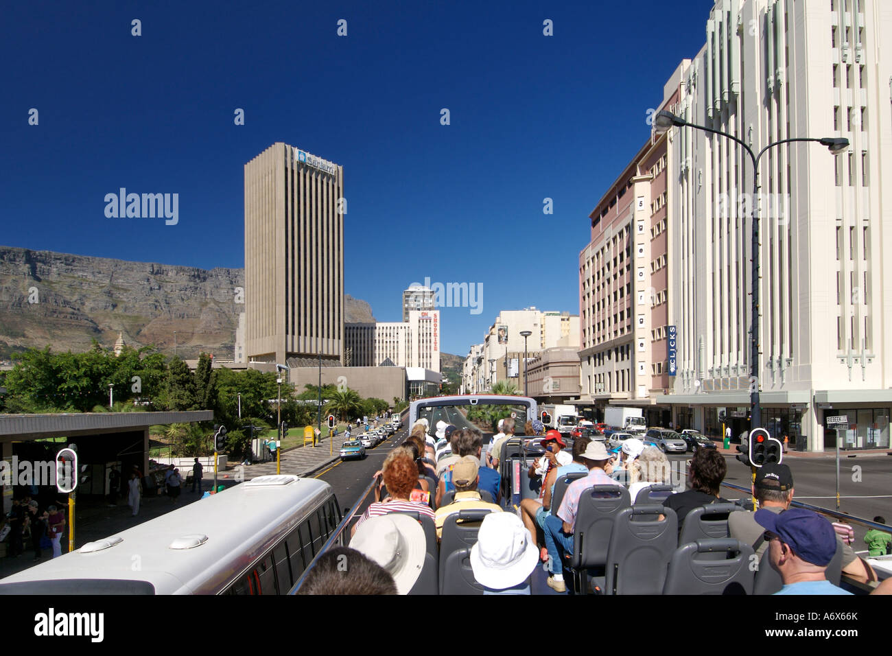 Les touristes à cheval sur un bus à toit ouvert le long d'Adderley Street à Cape Town Afrique du Sud. Banque D'Images