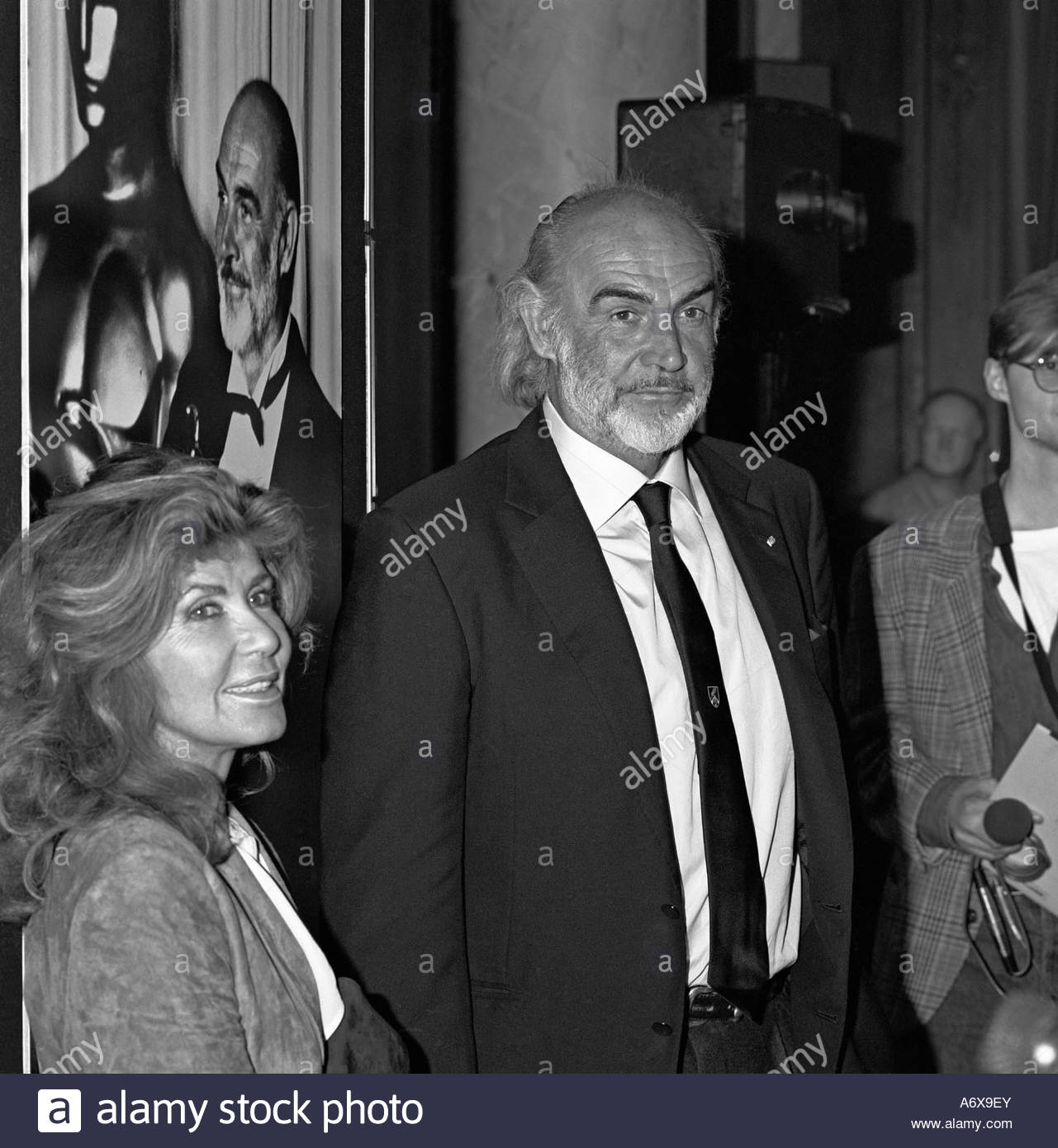 Micheline Roquebrune And Sean Connery Banque d'images noir et blanc - Alamy