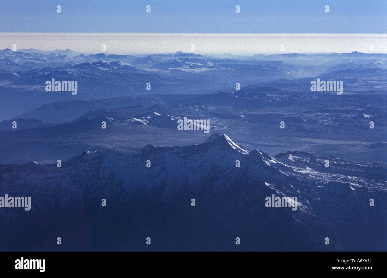 Vue sur le sud des Andes péruviennes de la Lima à Arequipa vol du matin, des pics de montagne immédiatement au nord d'Arequipa Banque D'Images