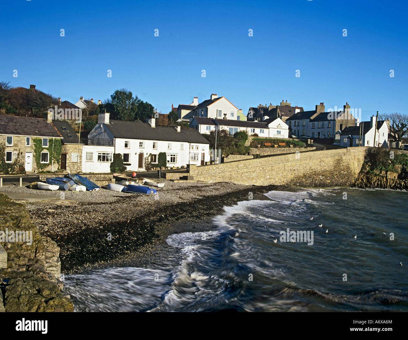 Llangefni ISLE OF ANGLESEY AU NORD DU PAYS DE GALLES UK Janvier à l'ensemble de la petite plage de galets de ce vieux village de pêcheurs pittoresque station balnéaire populaire Welsh Banque D'Images