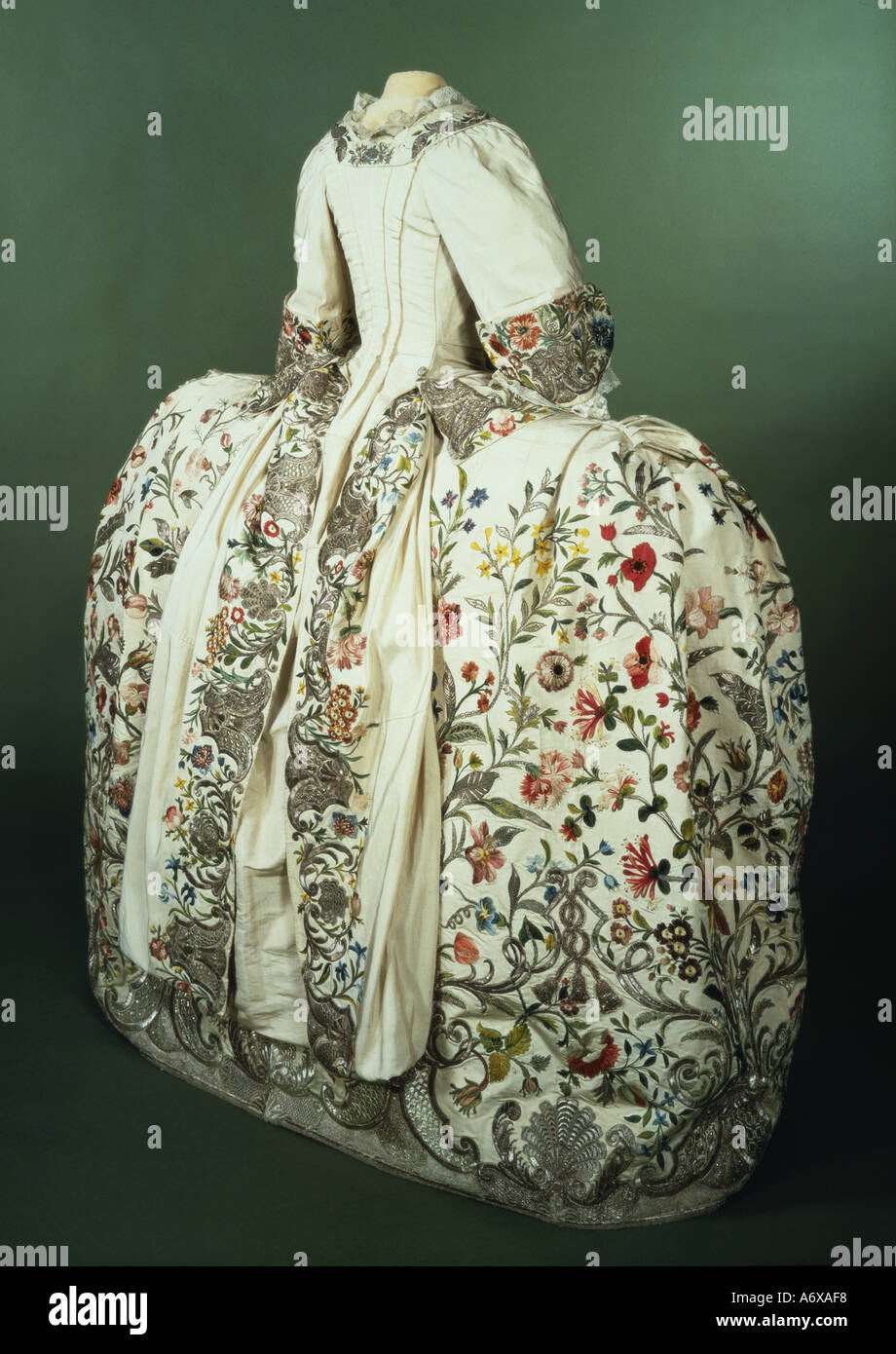 Mantoue et le jupon. Fil d'argent et de soie brodé. L'Angleterre, milieu du 18e siècle. Banque D'Images