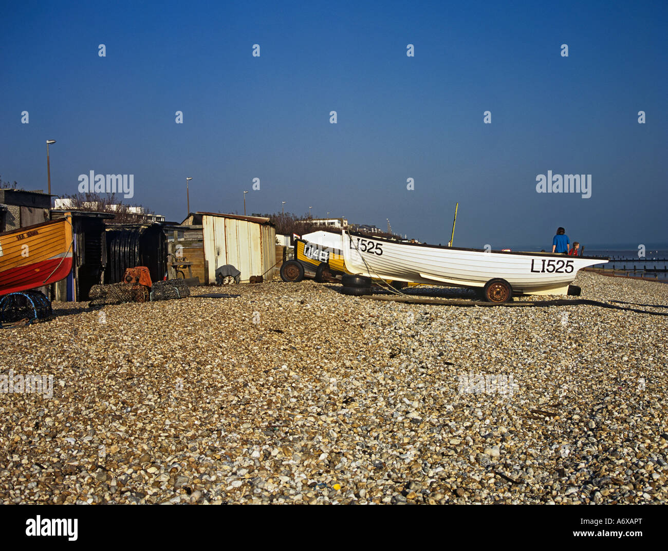 Littlehampton WEST SUSSEX UK Mars bateaux de pêche tiré vers le haut sur la plage de galets sur les remorques Banque D'Images