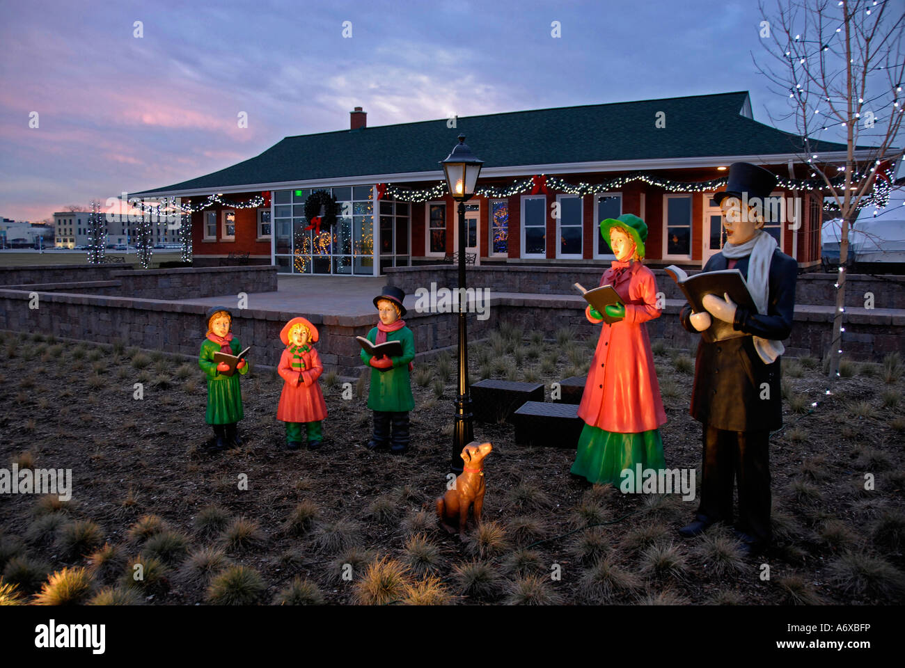 Des statues d'une famille des chants de Noël Banque D'Images