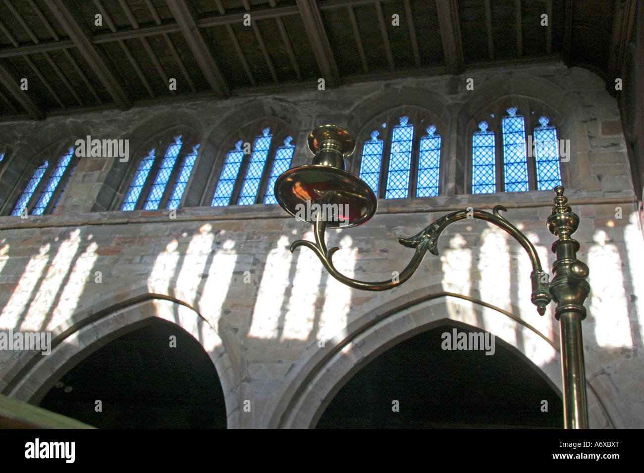 Chandelier, windows et les ombres. St Nicholas church, Abbots Bromley, Staffordshire Banque D'Images