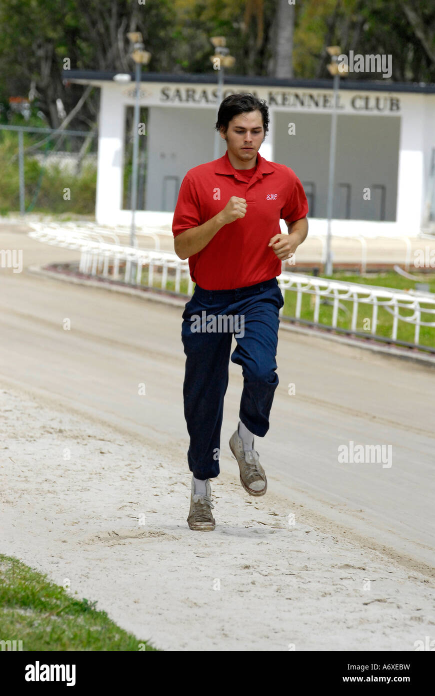 Le maîtrechien d'utiliser de nouveau à leur position à la course de