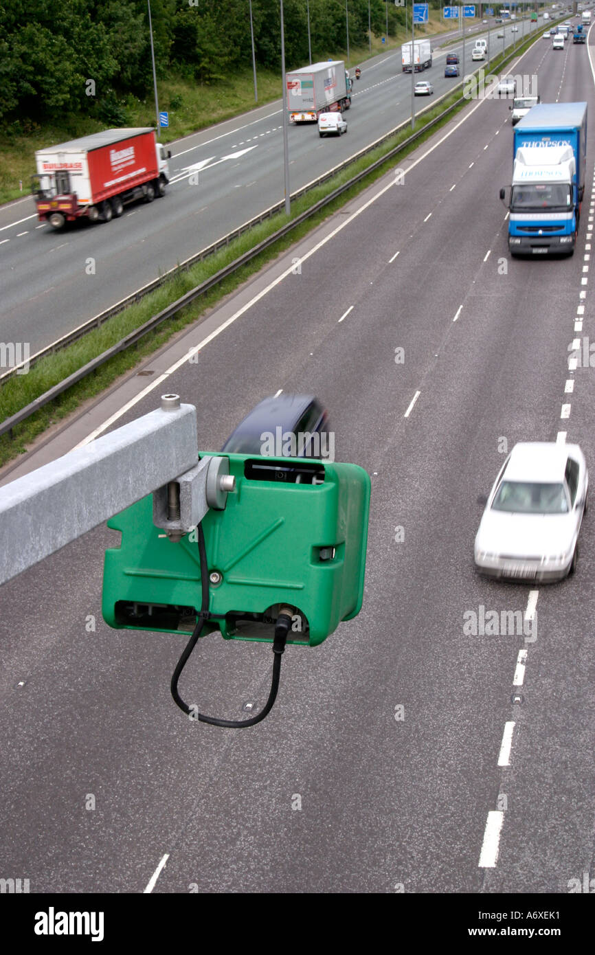 Caméra de circulation sur l'autoroute M62 avec pont sur le trafic qui passe  en arrière-plan Photo Stock - Alamy