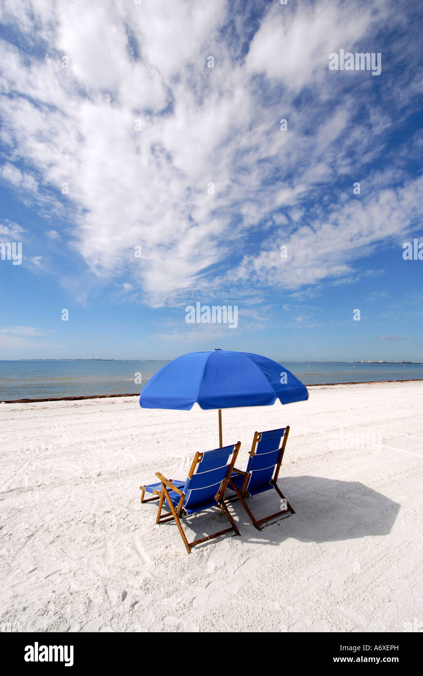 Fort Myers Beach Florida FL Chaises et parasol sur la plage Banque D'Images