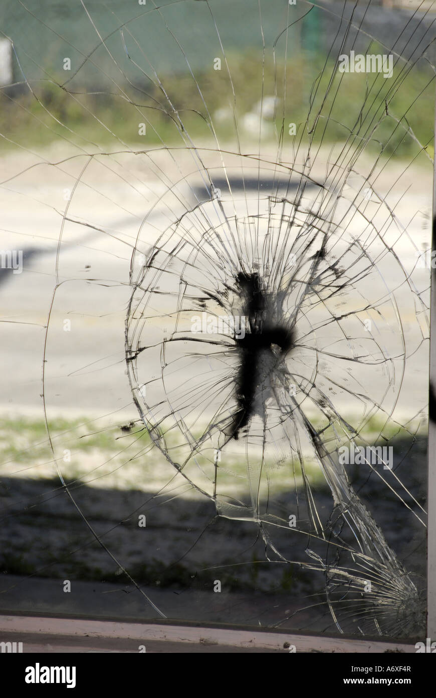 Broken Glass mirror témoigne de la violence de la colère et de la frustration dans les villes Banque D'Images