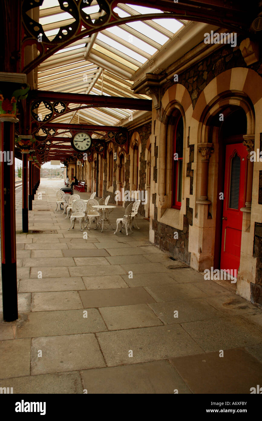 Café de l'horloge et des chaises sur la plate-forme de la gare de great malvern Royaume-Uni worcestershire Banque D'Images