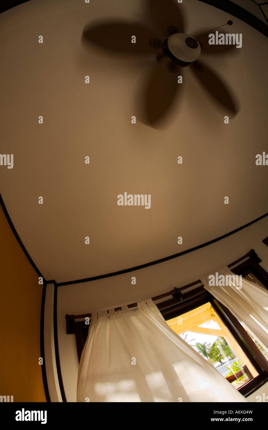 Ambergris Caye BELIZE rideaux ventilateur de plafond soufflant dans breeze lodge prix à El Pescador objectif fisheye resort Banque D'Images