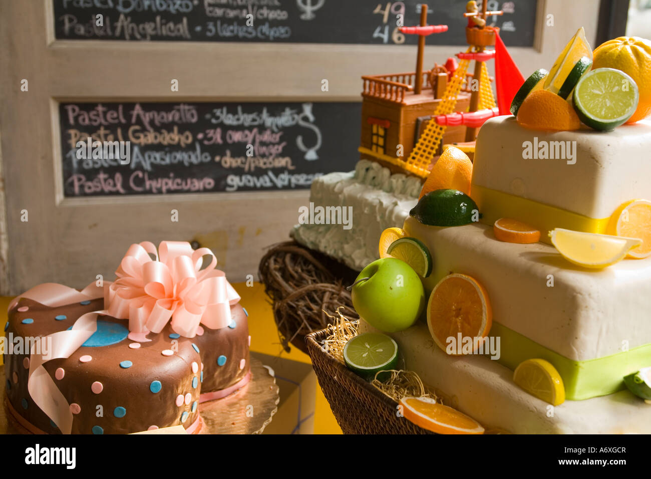 Chicago Illinois Gateaux Decores En Boulangerie A Pilsen Fenetre Prix Quartier On Chalkboard Photo Stock Alamy Chicago Illinois Gateaux Decores En Boulangerie A Pilsen Fenetre Prix Quartier On Chalkboard Photo Stock Alamy
