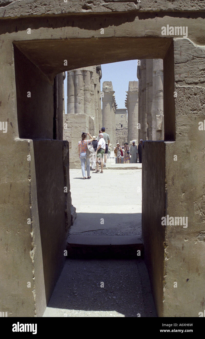 Porte d'entrée en forme de T dans le temple de Louxor avec les touristes à l'intérieur de l'égypte Banque D'Images