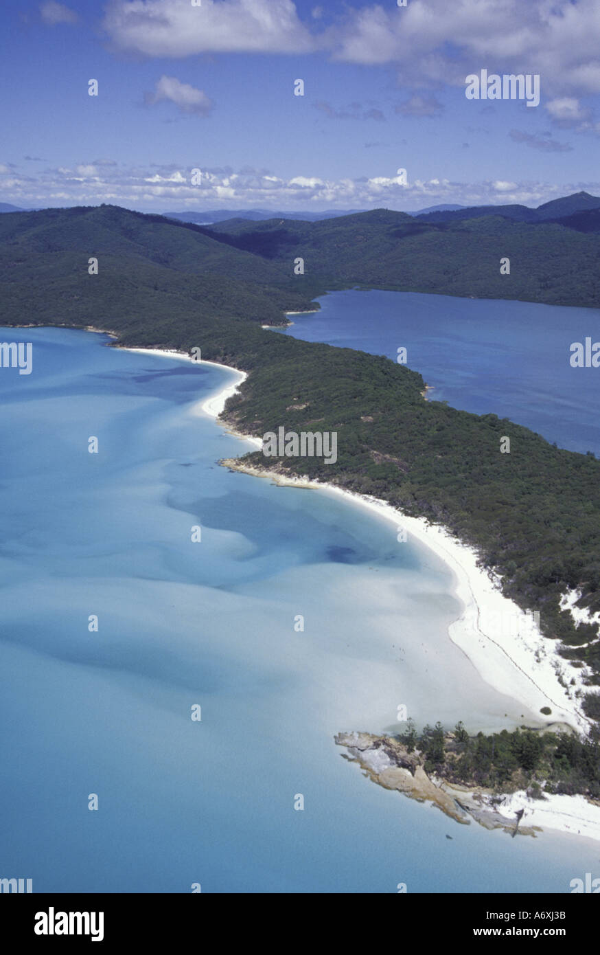 L'Australie, l'Whitsundys, Queensland. D'entrée de la colline de l'air, des kilomètres de plages de sable blanc Banque D'Images