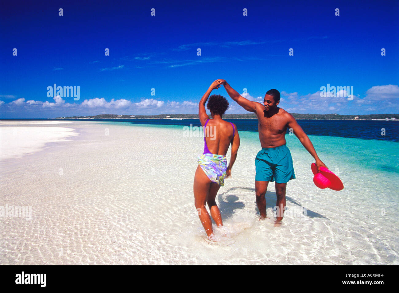 Couple dancing, Tahiti beach, Elbow Cay, Bahamas, Îles Abacos. (MR) Banque D'Images